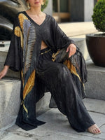 Loose, Casual Two-piece Set Featuring A Long Cotton Top And Trousers With An Artistic Feather Print.